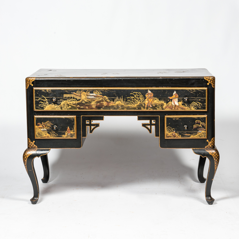 Een Engelse gelakte en vergulde houten bureau met chinoiserie decor, 19/20e eeuw