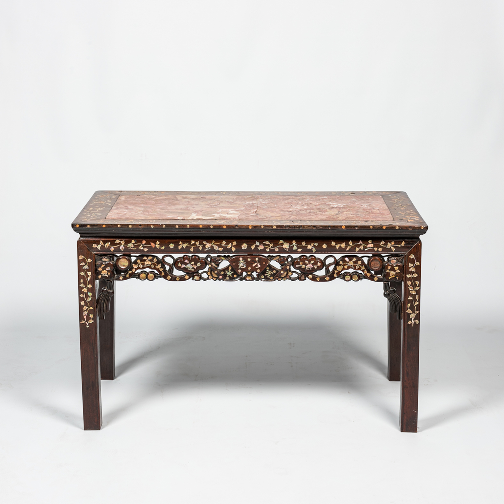 Une table d'appoint avec plateau en marbre et marqueterie de nacre, Chine, 19&egrave;me