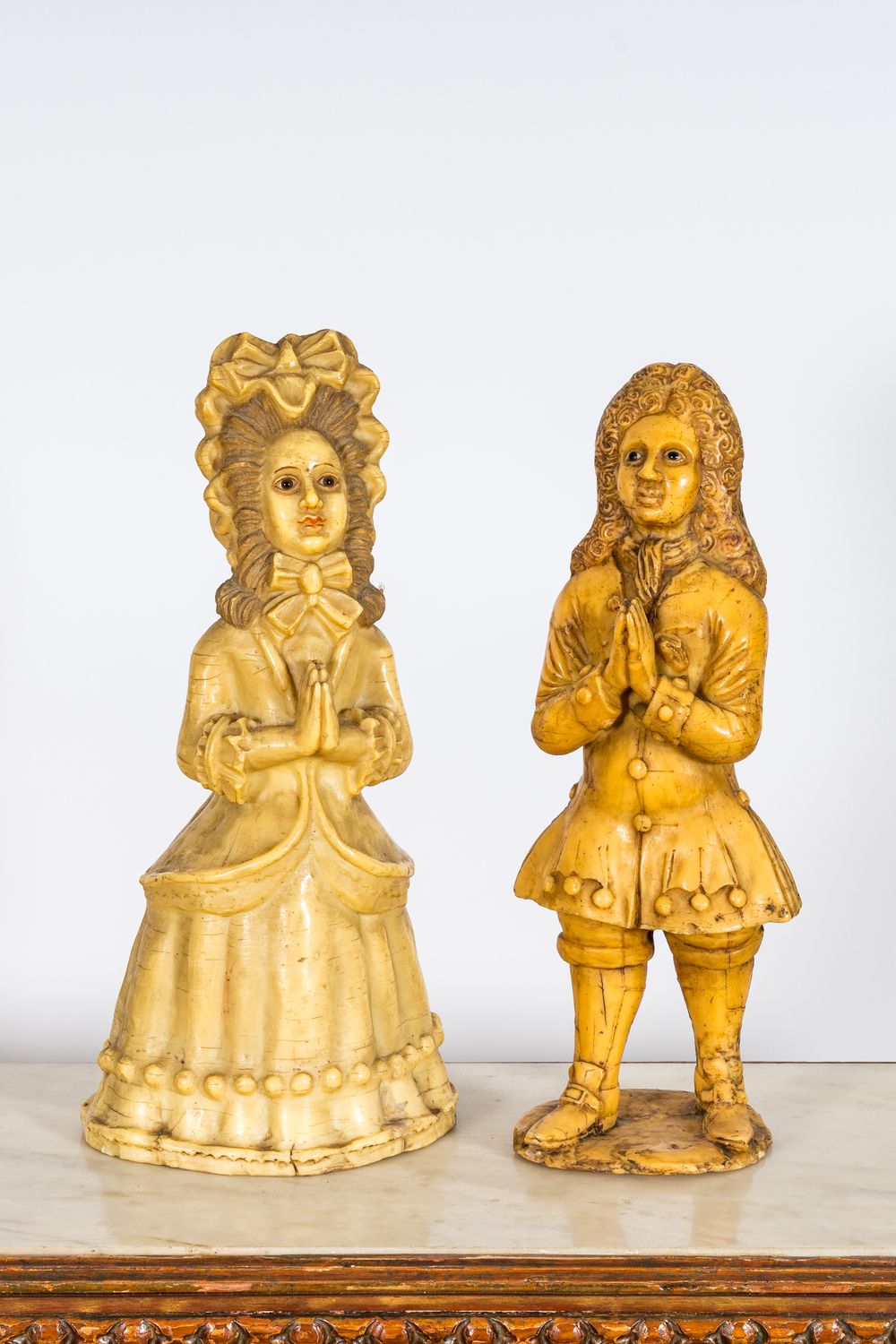 Een paar grote Duitse wassen figuren van donnateurs, 19e eeuw