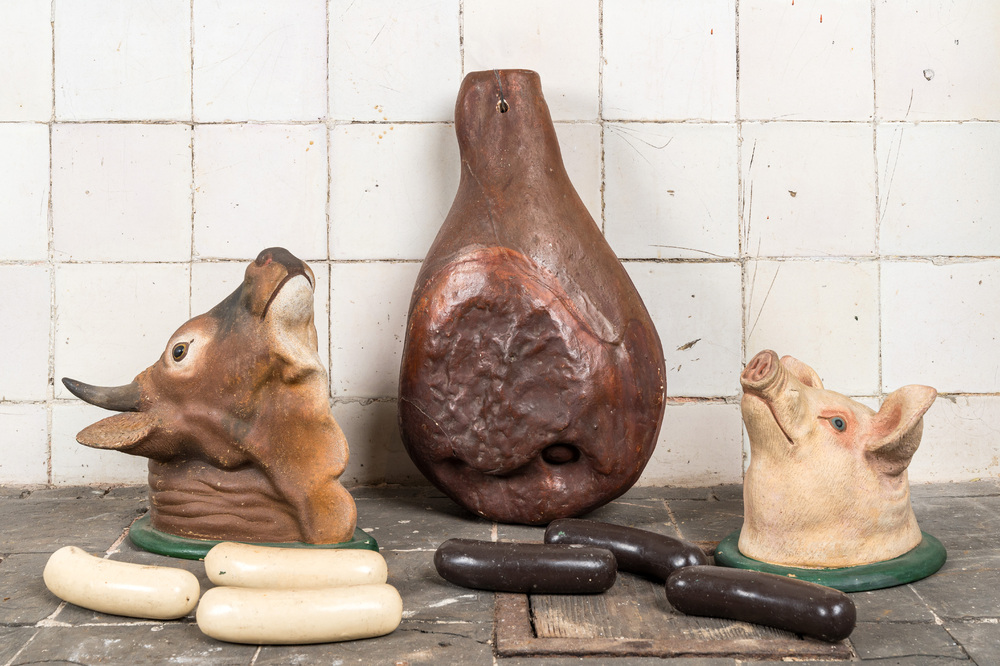 Ensemble d'&eacute;l&eacute;ments d&eacute;coratifs d'une boucherie ancienne en terre cuite et pl&acirc;tre polychrom&eacute;, d&eacute;but du 20&egrave;me