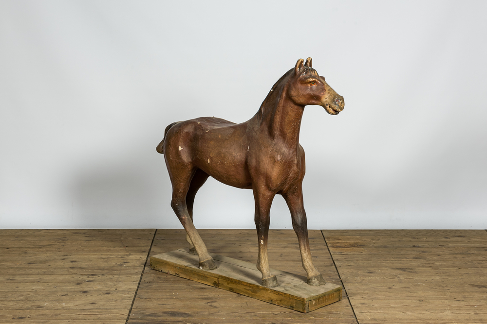 Een groot model van een paard in beschilderd papier m&acirc;ch&eacute;, 1e helft 20e eeuw