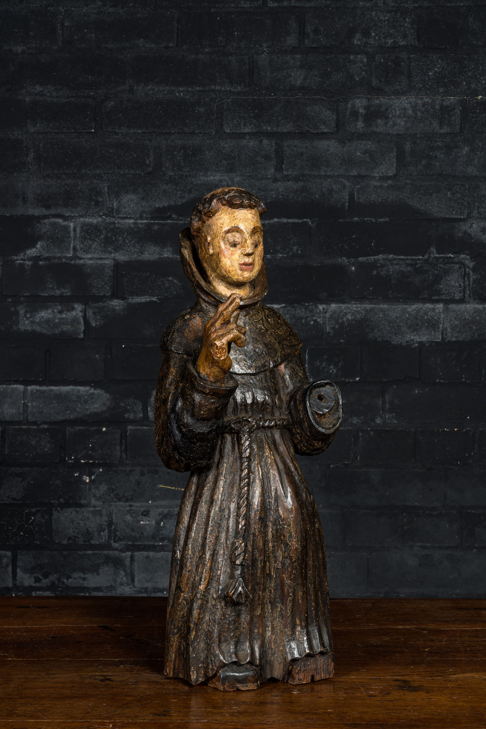 Saint Antoine de Padoue en bois sculpt&eacute; et polychrom&eacute;, indo-portugais, fin du 17&egrave;me