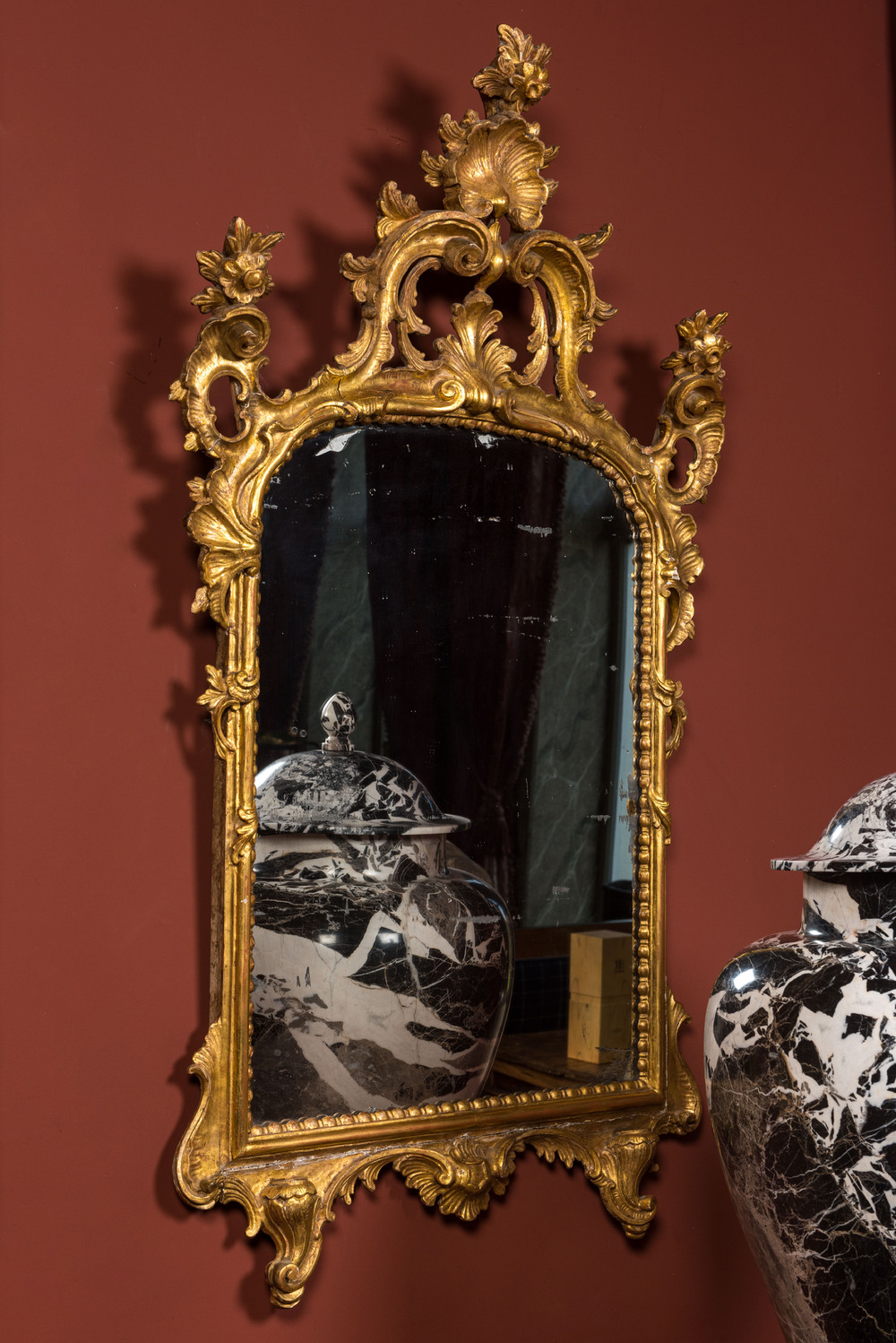 Een Franse fraai gesculpteerde vergulde houten Lodewijk XV-stijl rocaille spiegel, 18/19e eeuw