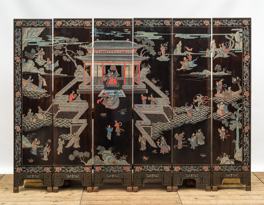 Een Chinees gelakt zesdelig kamerscherm met decor van onsterfelijken, 20e eeuw
