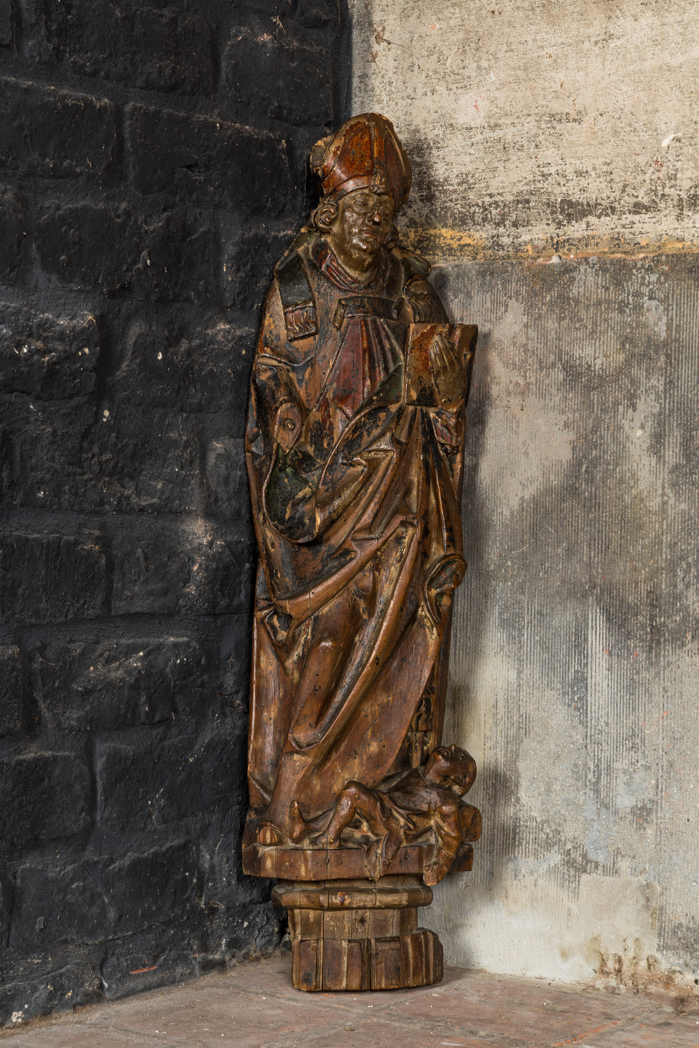 Een polychrome houten sculptuur van Sint-Nikolaas, 17e eeuw