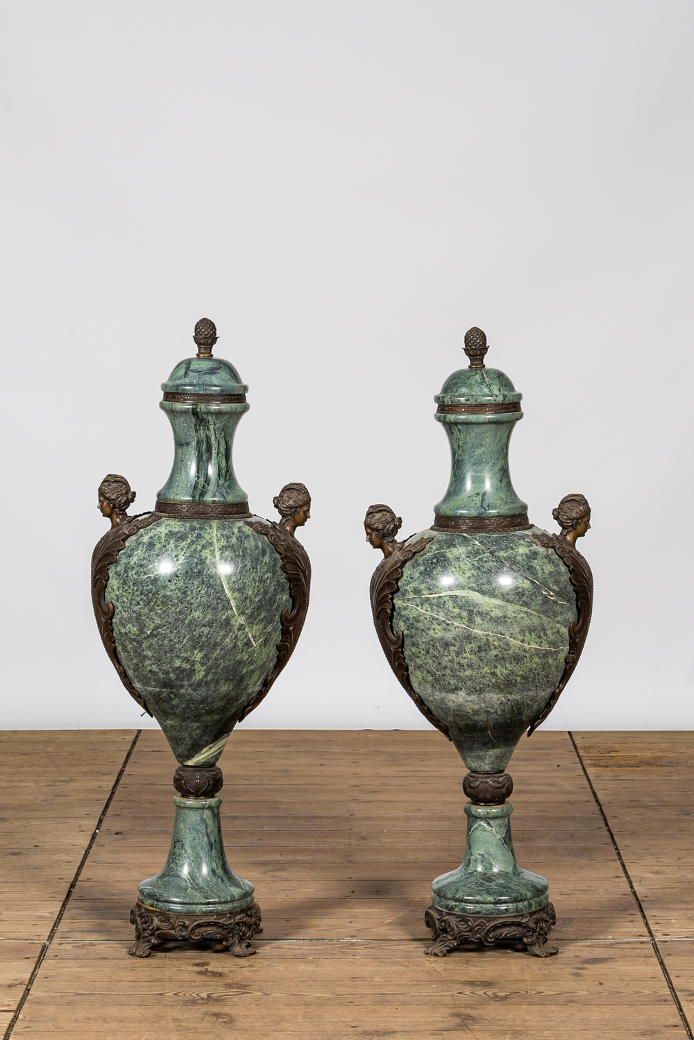 Paire de grands vases couverts en marbre vert aux montures en bronze, France, 19&egrave;me
