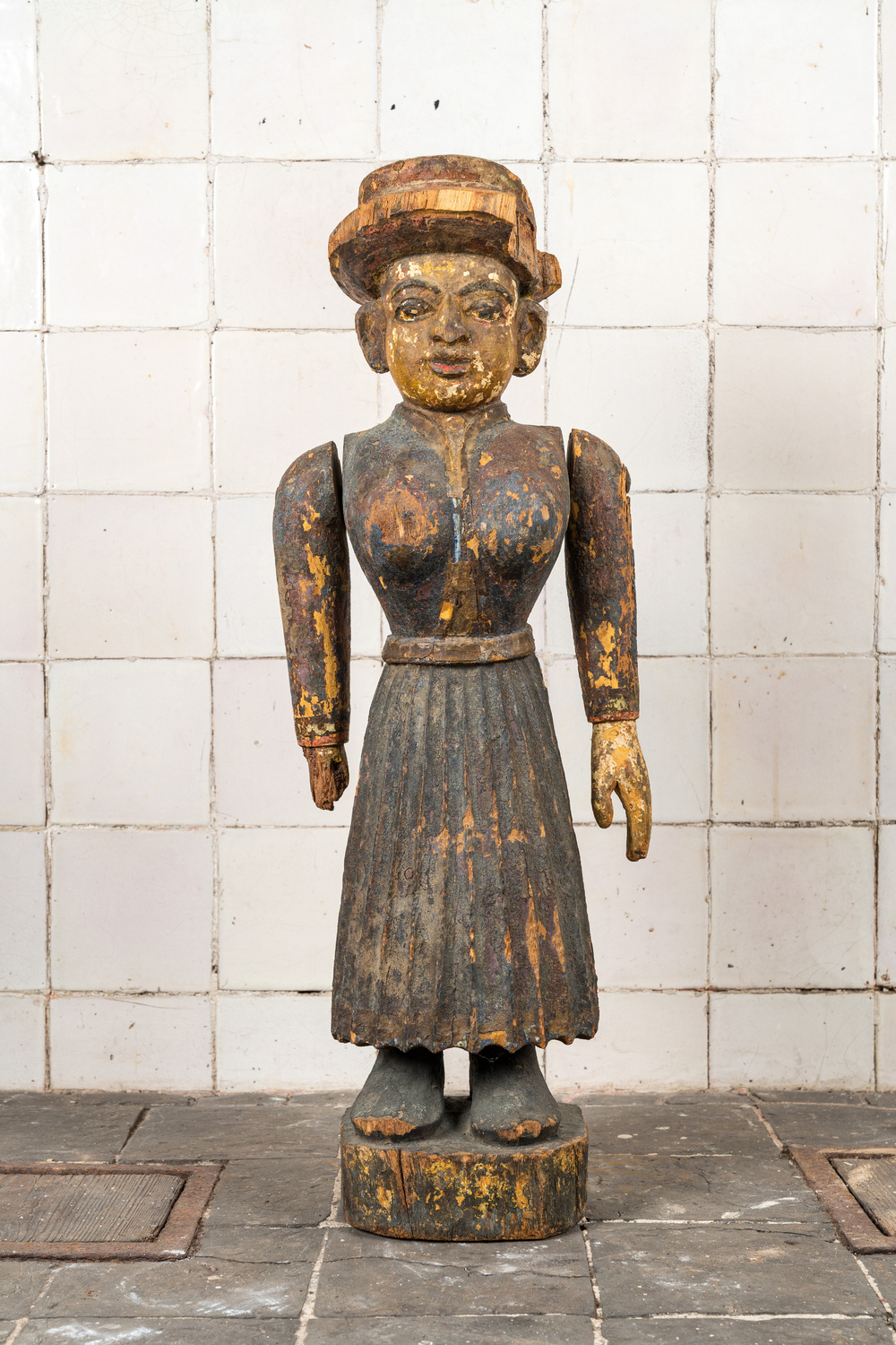Figure f&eacute;minine en bois sculpt&eacute; et polychrome, probablement Inde, 19&egrave;me