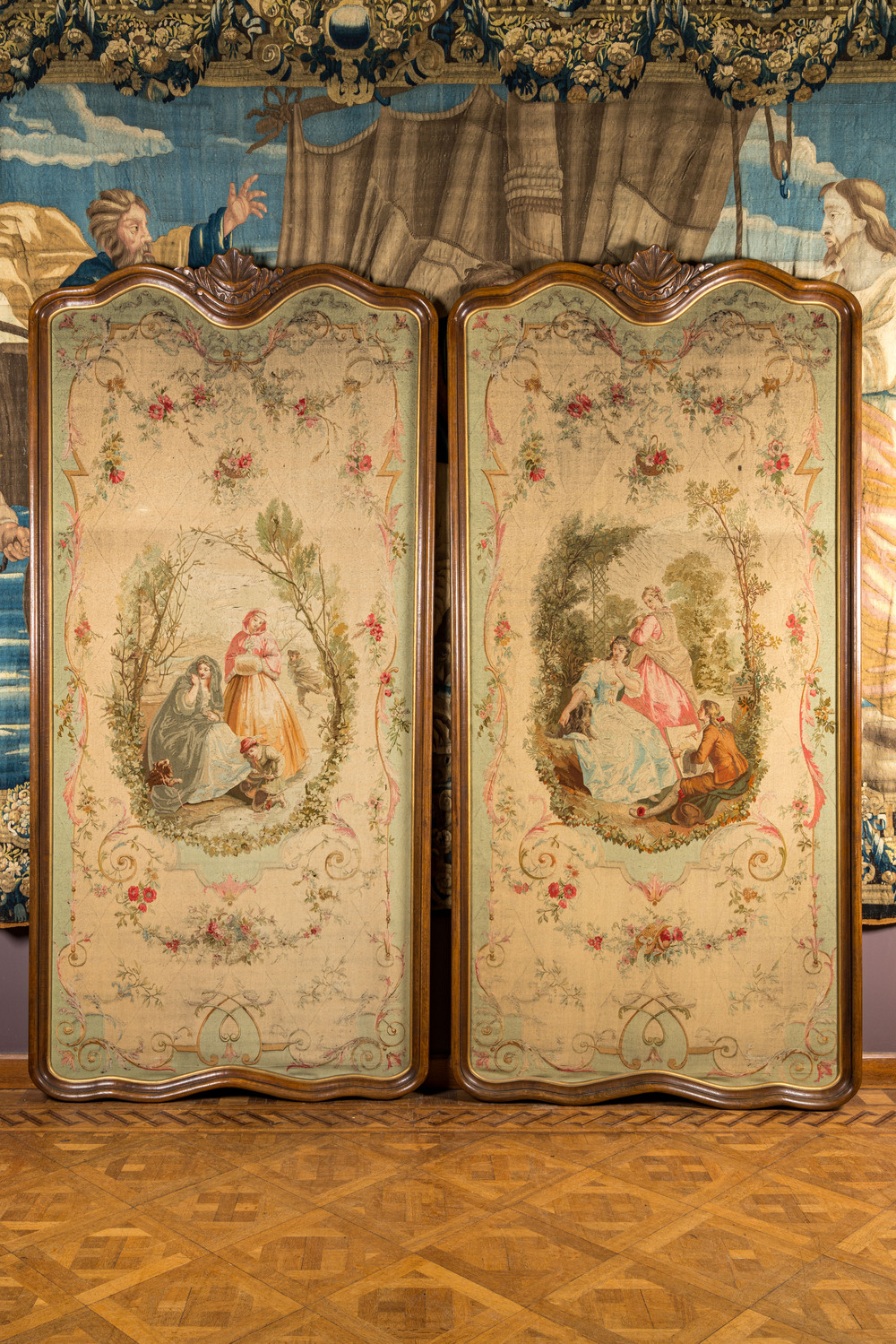 Paire de grandes tapisseries d'Aubusson encadr&eacute;es en bois &agrave; d&eacute;cor de rocailles, 19&egrave;me