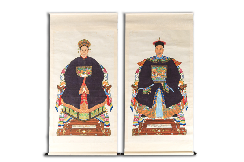 Ecole chinoise, encre et couleurs sur papier: 'Paire de portraits d'anc&ecirc;tres', vers 1900