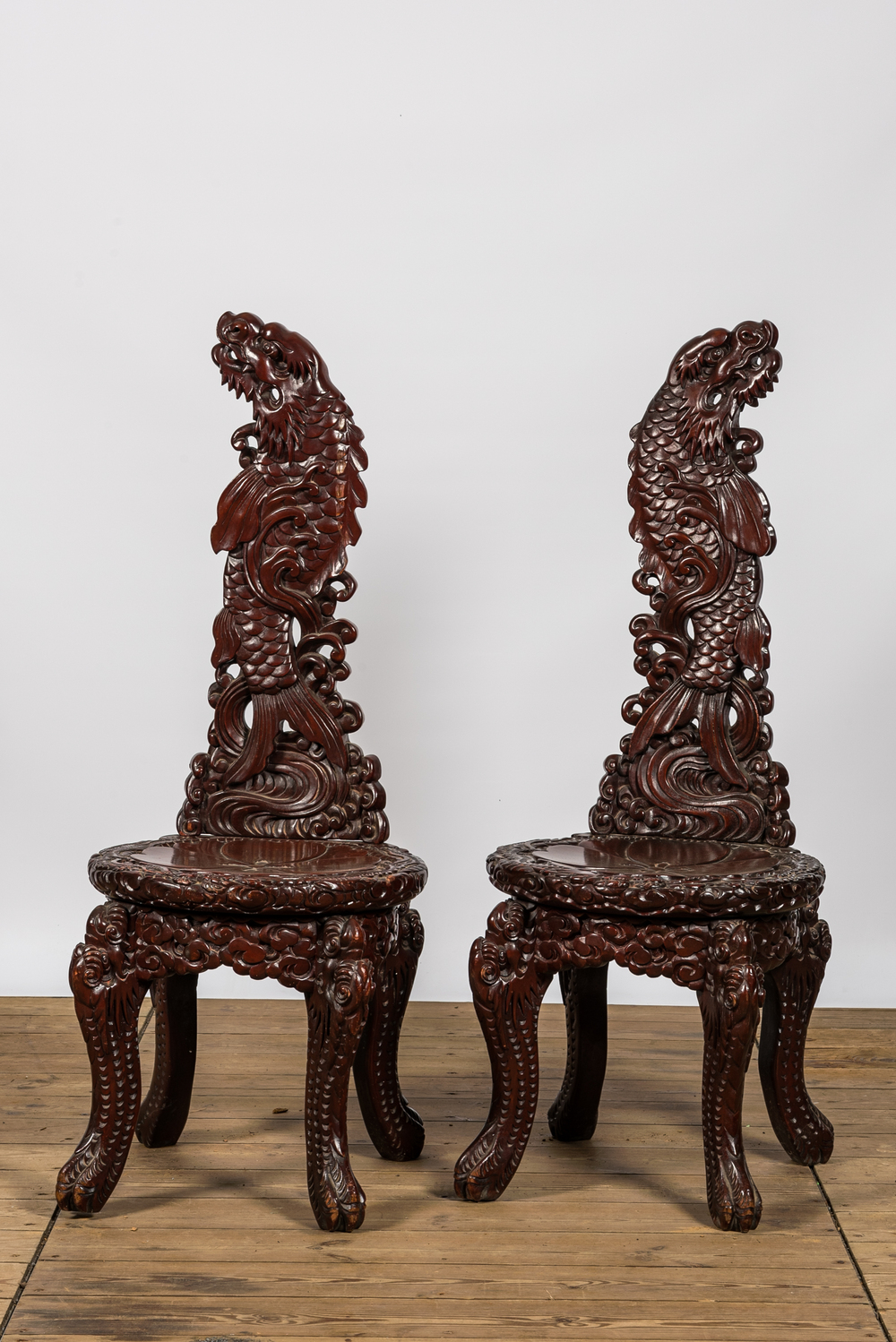 Paire de chaises en bois sculpt&eacute; &agrave; d&eacute;cor de dragons, Japon, Meiji, 19/20&egrave;me