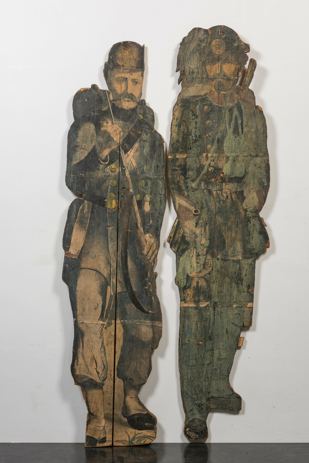 Twee Franse 'dummy' soldaten in gegraveerd papier op hout, 19/20e eeuw