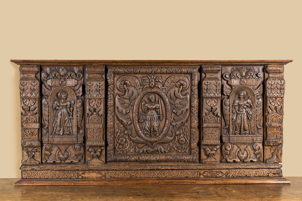 Een Frans houten reli&euml;f met Vrouwe Justitia, ca. 1700