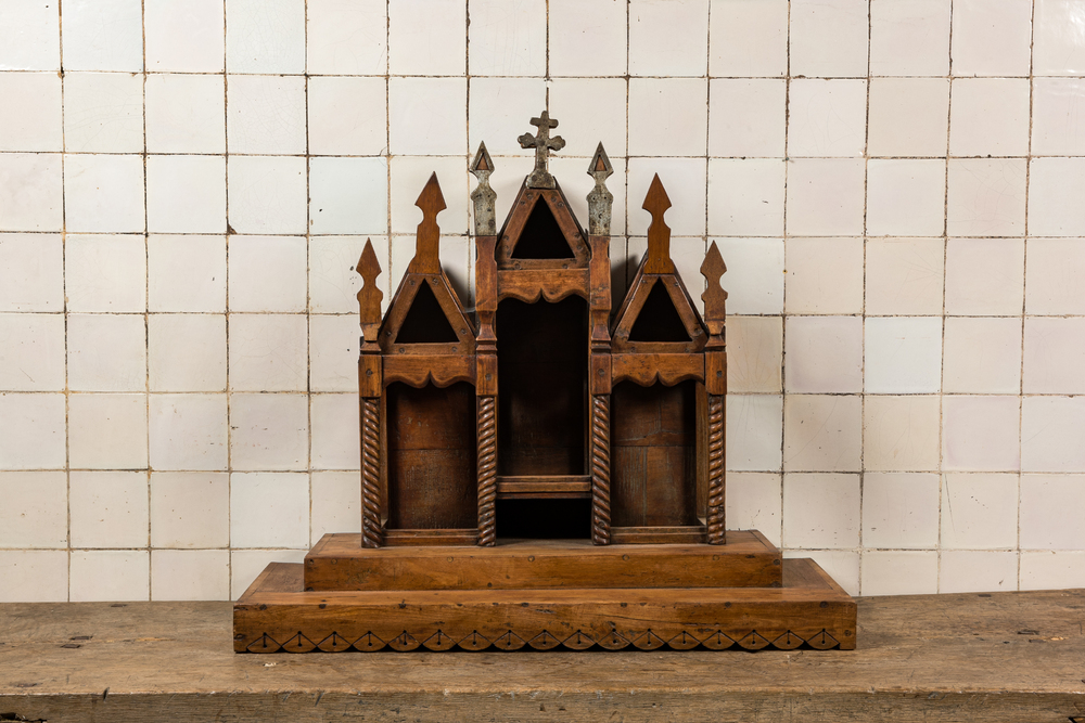 Een neogotisch pr&eacute;sentoir in de vorm van een tabernakel, 19/20e eeuw