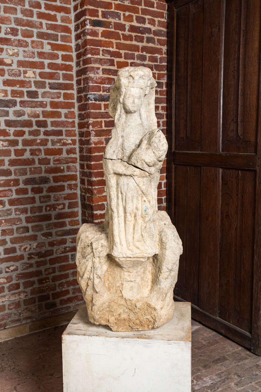 Een stenen architecturaal fragment van een Madonna met Kind, 16e eeuw