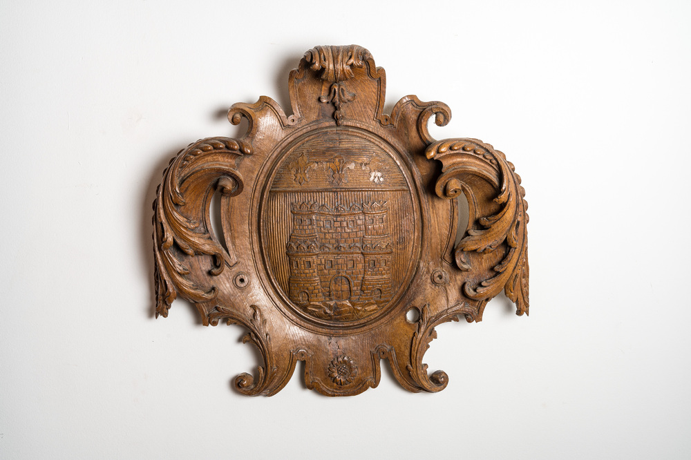 Een groot houten reli&euml;f met het wapen van de stad Tournus, Frankrijk, 18e eeuw