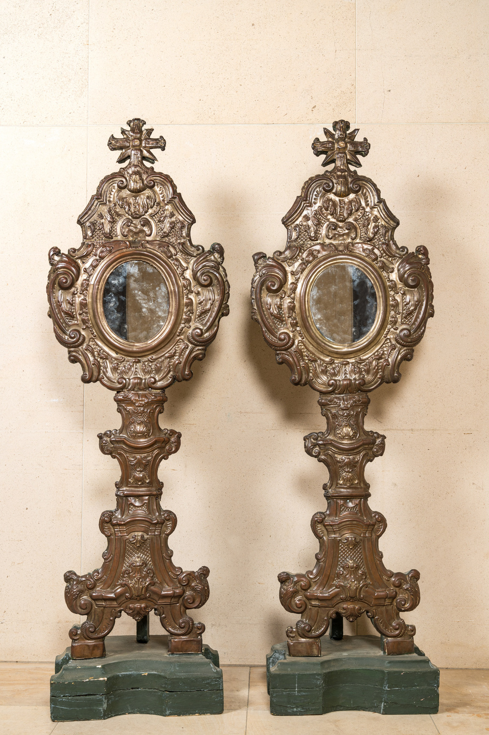 Een paar grote vergulde koperen reliekhouders met spiegelglas gemonteerd, wellicht Itali&euml;, 18/19e eeuw