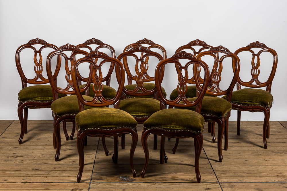 Een set van tien Franse houten stoelen met groenfluwelen bekleding, 19e eeuw
