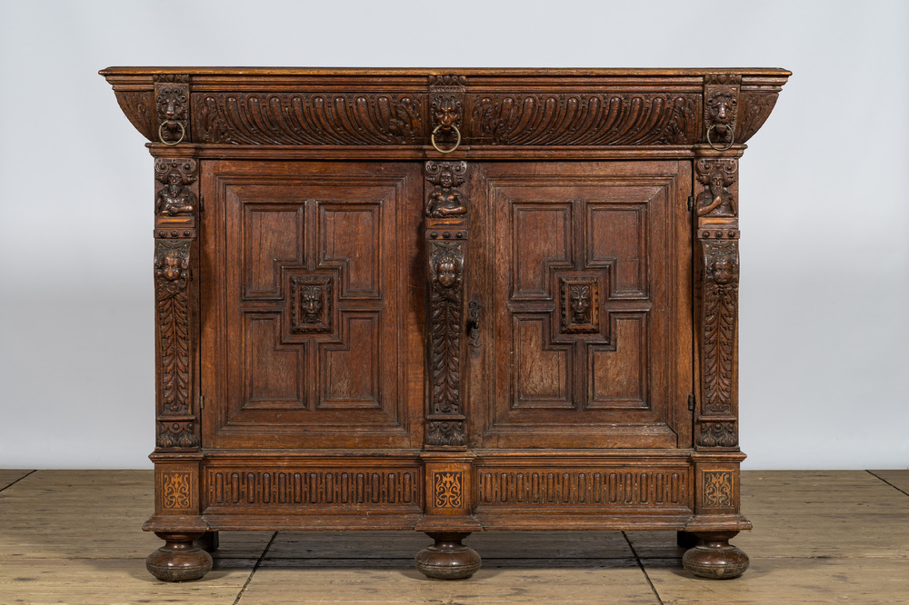Een houten buffetkast in Renaissancestijl, vermoedelijk 17e eeuw