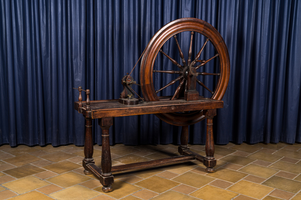 A mahogany spinning wheel, 19th C.