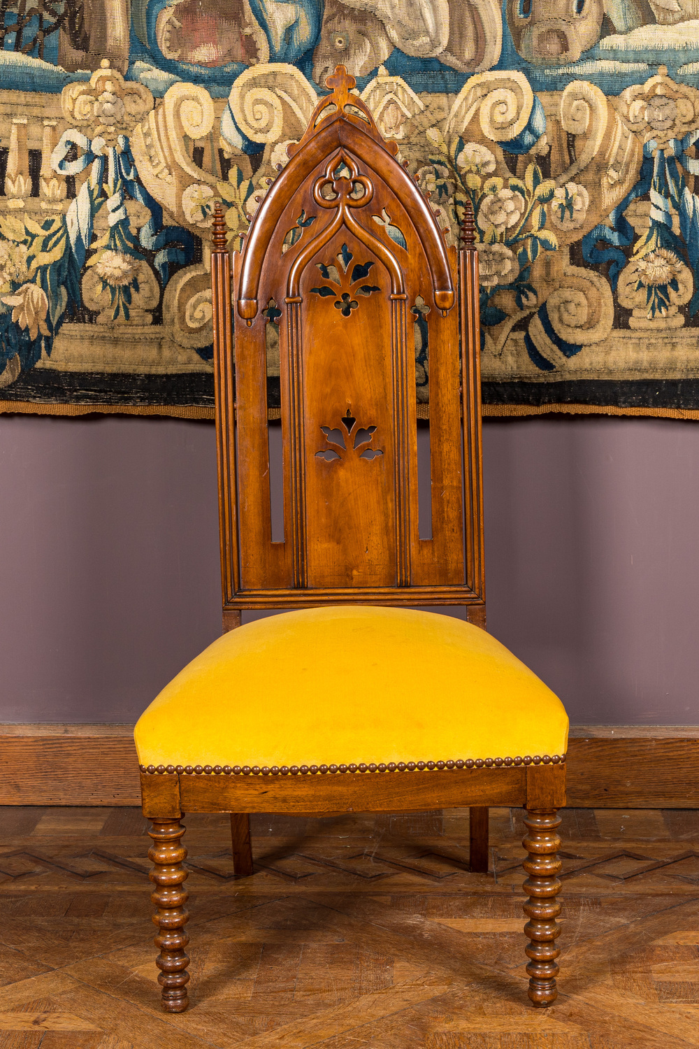 Een Engelse Victoriaanse neogotische eiken fauteuil met hoge rugleuning, 19e eeuw