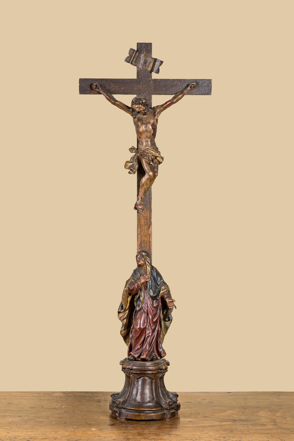 Een Franse polychrome houten Golgotha groep, 18e eeuw