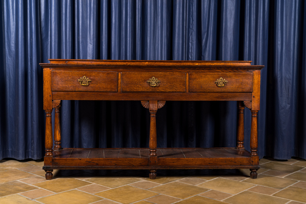 Een Engelse eikenhouten sideboard, 18e eeuw en later