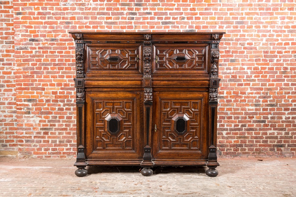 Armoire &agrave; quatre portes en ch&ecirc;ne et ch&ecirc;ne noirci, Flandres, 17&egrave;me