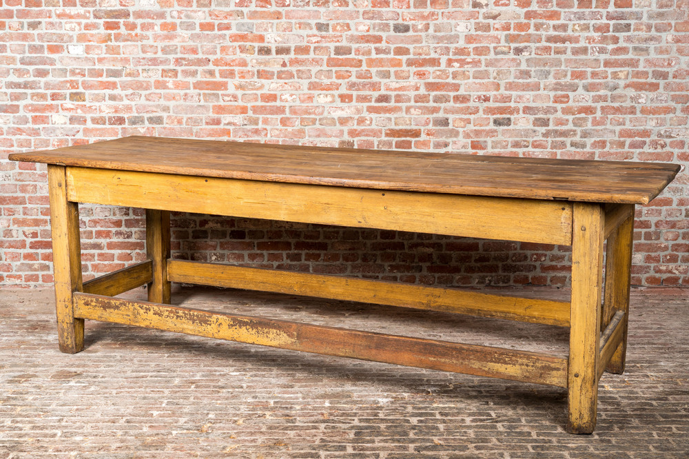 Long table d'un atelier de textile en pin &agrave; patine jaune, 19/20&egrave;me
