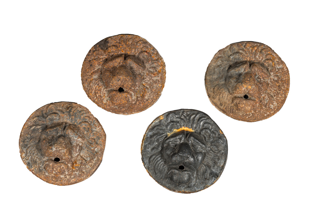 Vier gietijzeren medaillons met een leeuwenkop, 19e eeuw