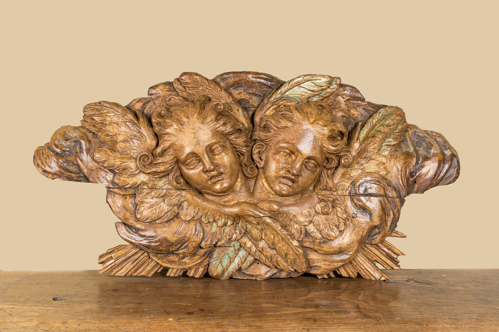 Een houten reli&euml;f met twee engelen met sporen van polychromie en vergulding, 18e eeuw
