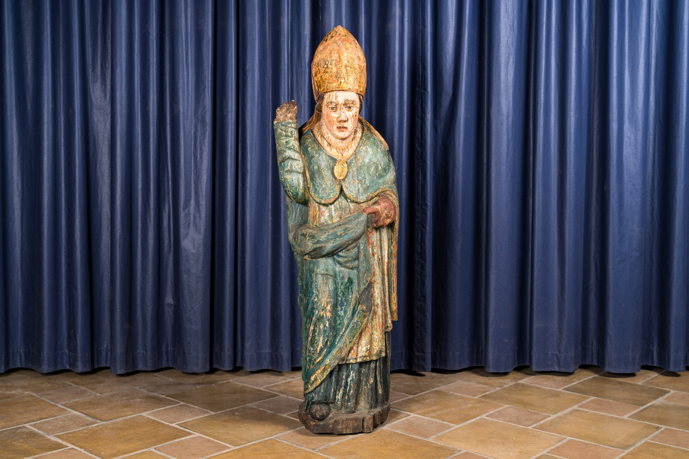 Een polychrome houten figuur van een bisschop, 16e eeuw