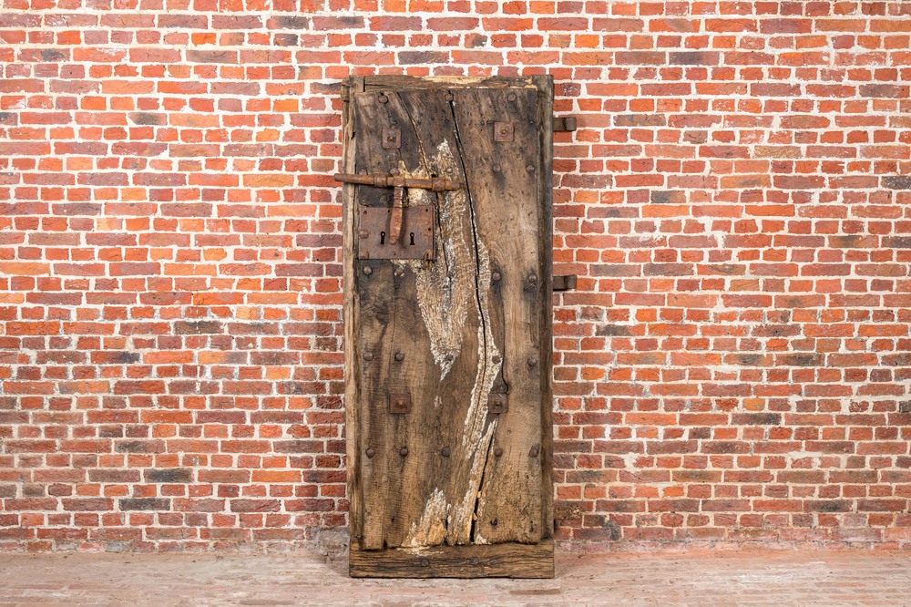 Een houten deur met smeedijzeren slot en scharnieren, 17/18e eeuw