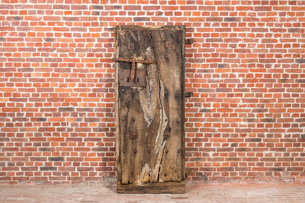 A wooden door with wrought iron lock and hinges, 17/18th C.