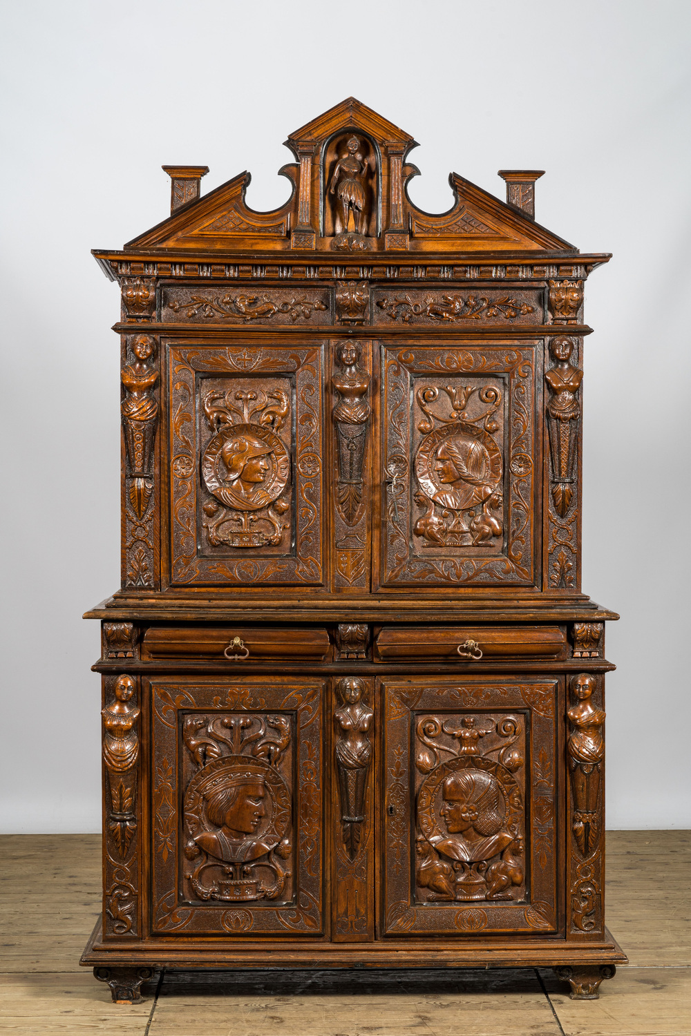 Armoire &agrave; quatre portes de style baroque richement sculpt&eacute; en ch&ecirc;ne et noyer, 19&egrave;me