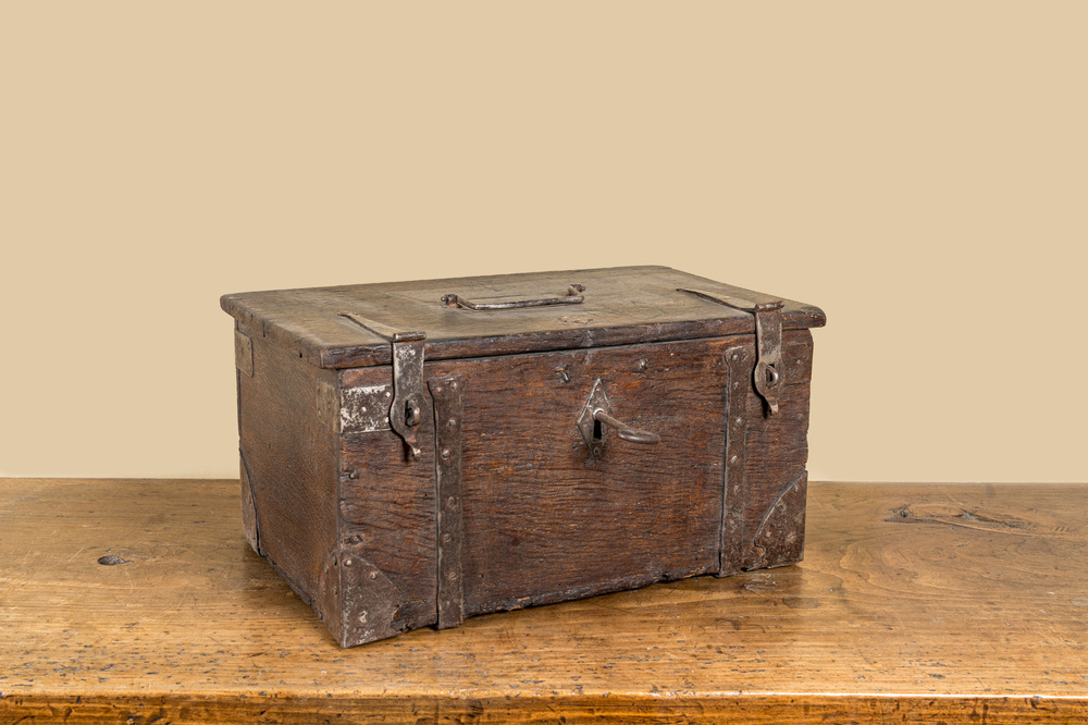 Een houten kistje met ijzerbeslag, 17/18e eeuw