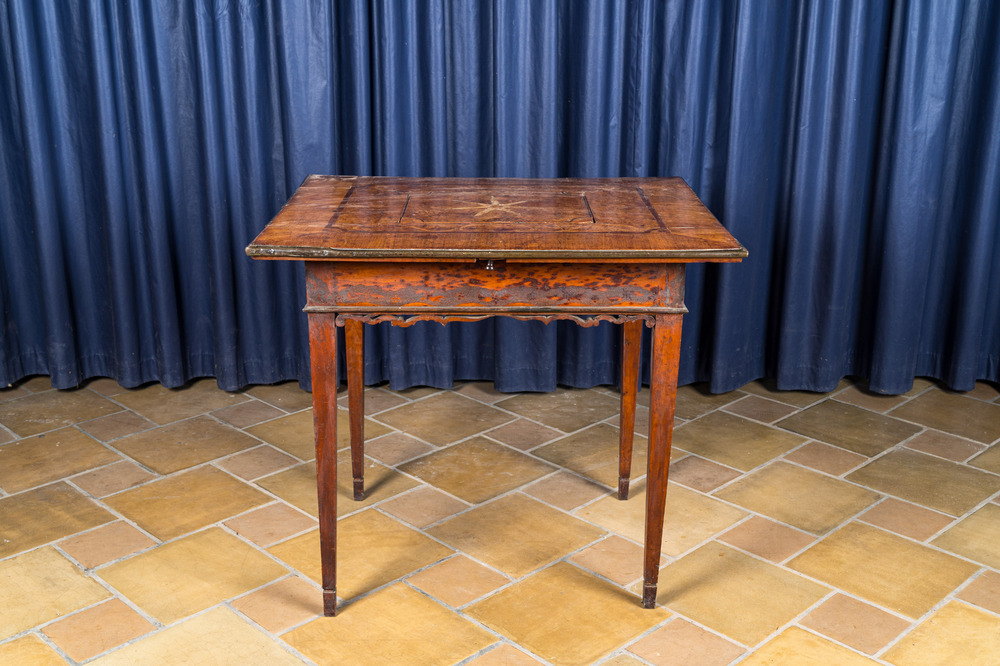 Een Duitse tafel met secreten en marqueterie, 18e eeuw