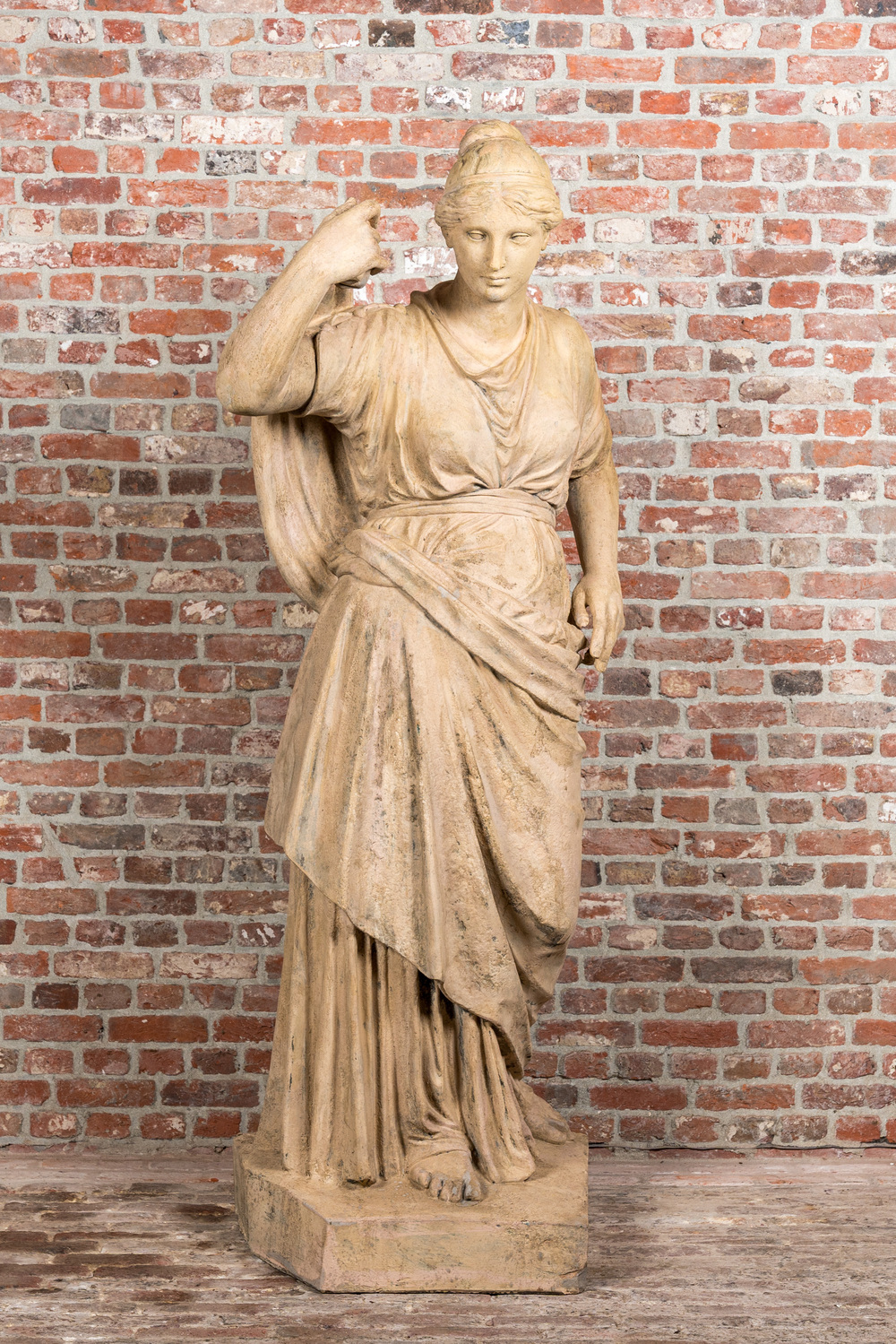 Een grote gepatineerde terracotta figuur van Diana, 19/20e eeuw