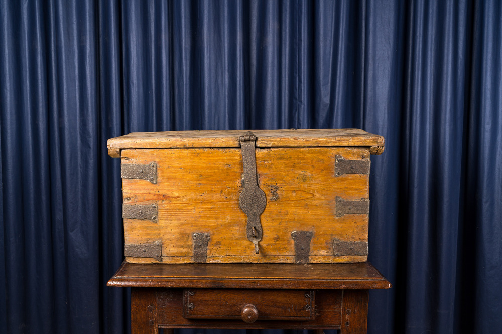 Een houten koffer met smeedijzeren beslag, 18e eeuw