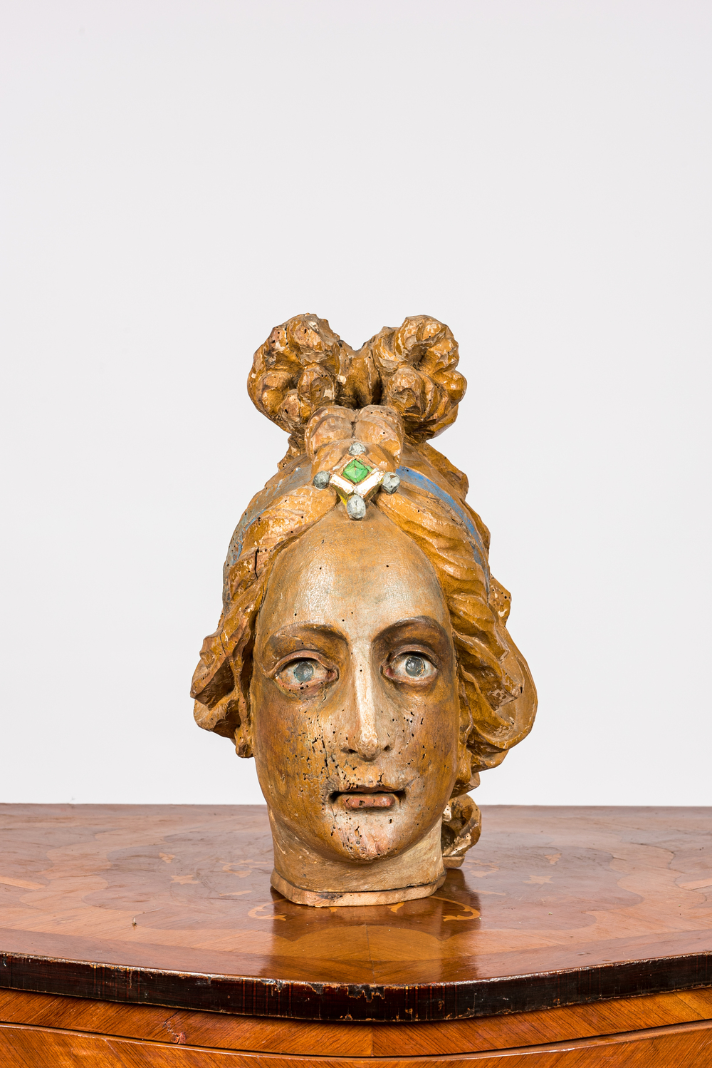 Een polychroom houten hoofd van een heilige, 18e eeuw
