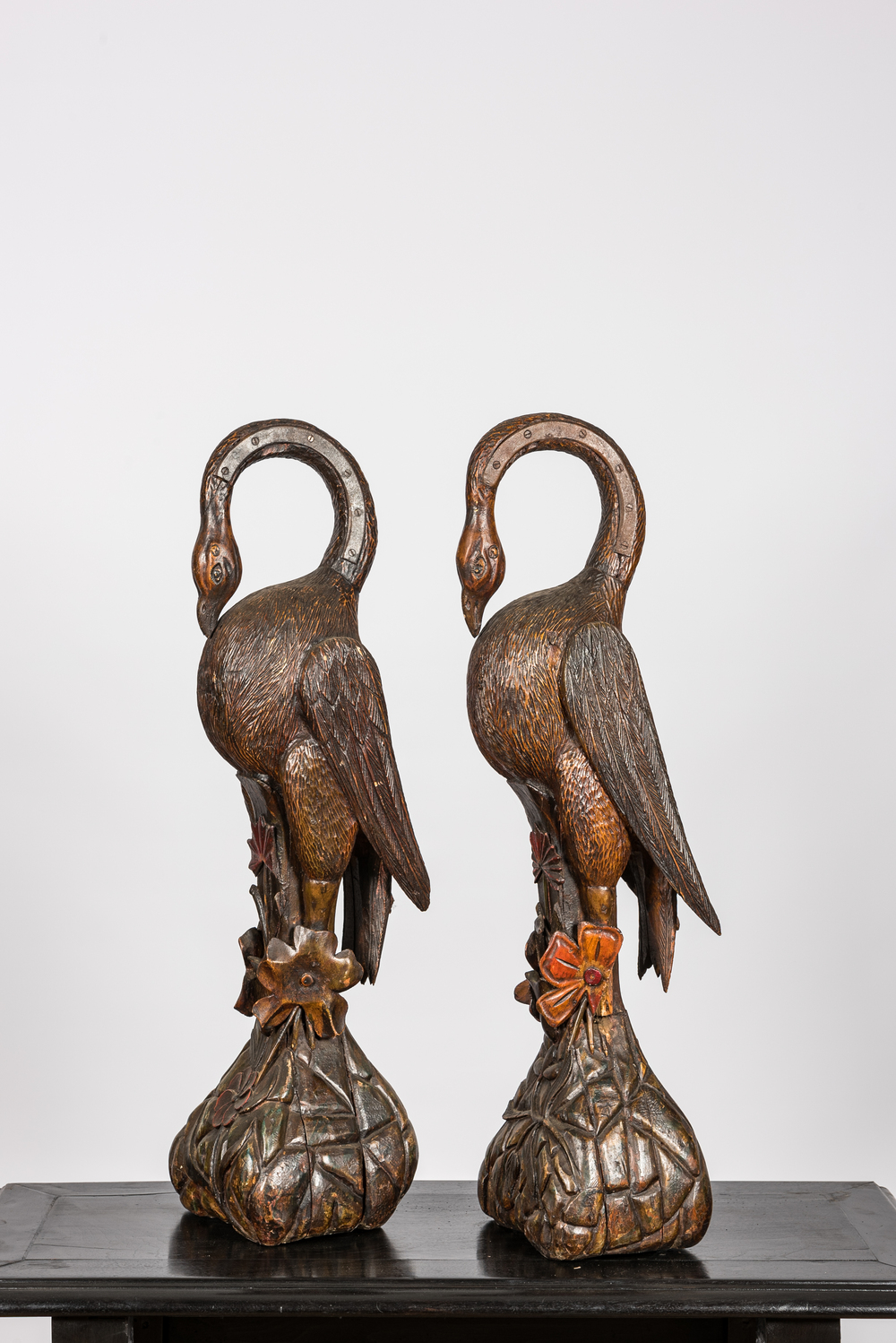 Paire de flamants en bois &agrave; d&eacute;cor polychrome, 20&egrave;me si&egrave;cle