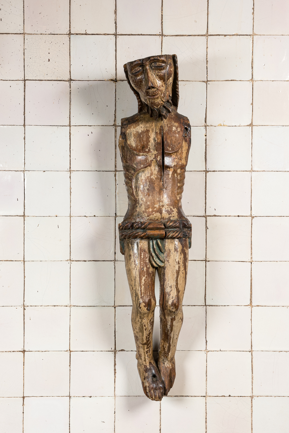 Christ en bois sculpt&eacute; et polychrom&eacute;, probablement Espagne, 15&egrave;me