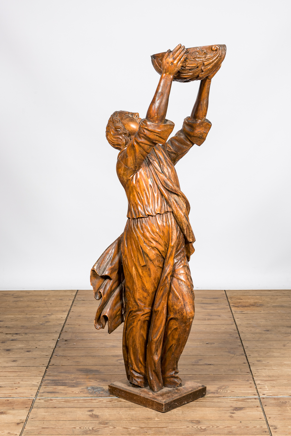 Une jardini&egrave;re en tilleul port&eacute;e par une figure sculpt&eacute;e, 19&egrave;me