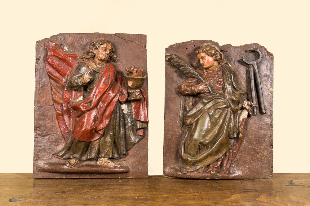 Een paar polychrome houten reli&euml;fs met een heilige, 17e eeuw