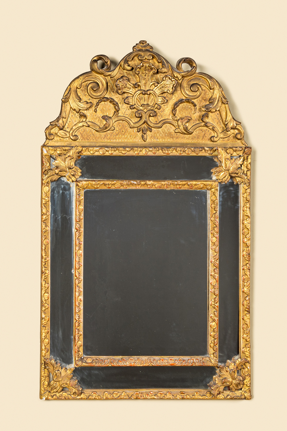 Een Franse verguld houten spiegel, 18/19e eeuw