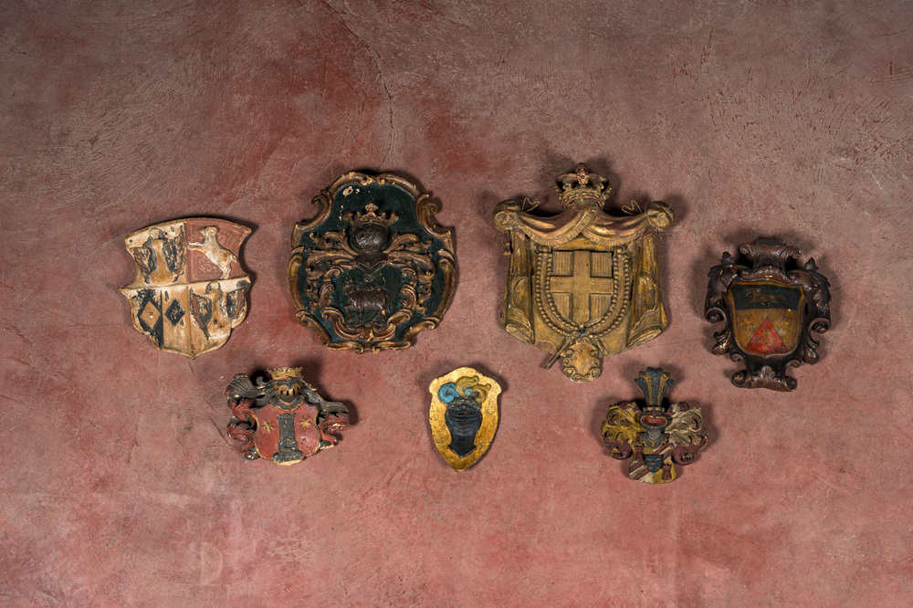 Zeven deels vergulde polychrome houten wapenschilden, 17e eeuw en later
