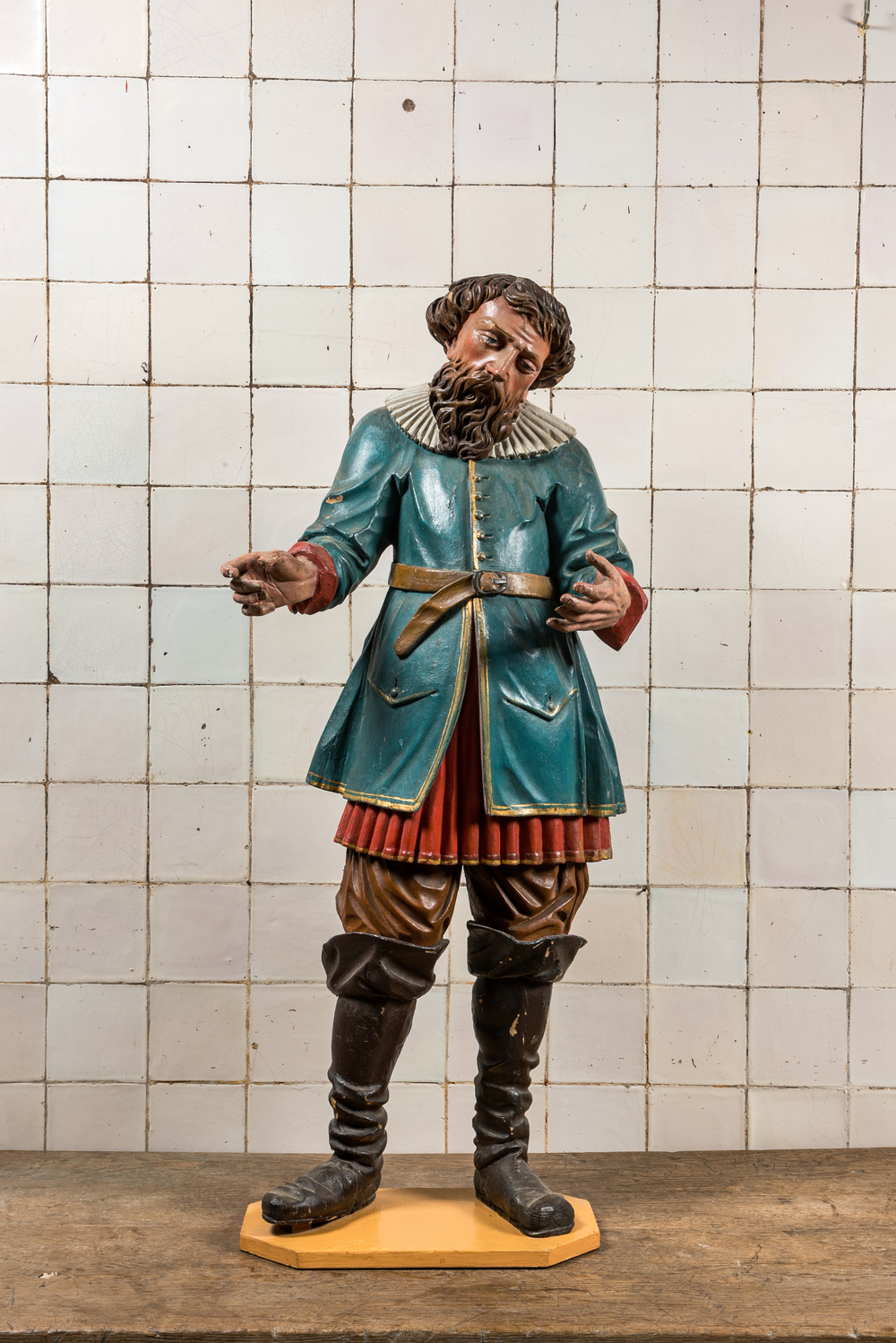 Een grote polychrome houten figuur van een edelman, 18/19e eeuw