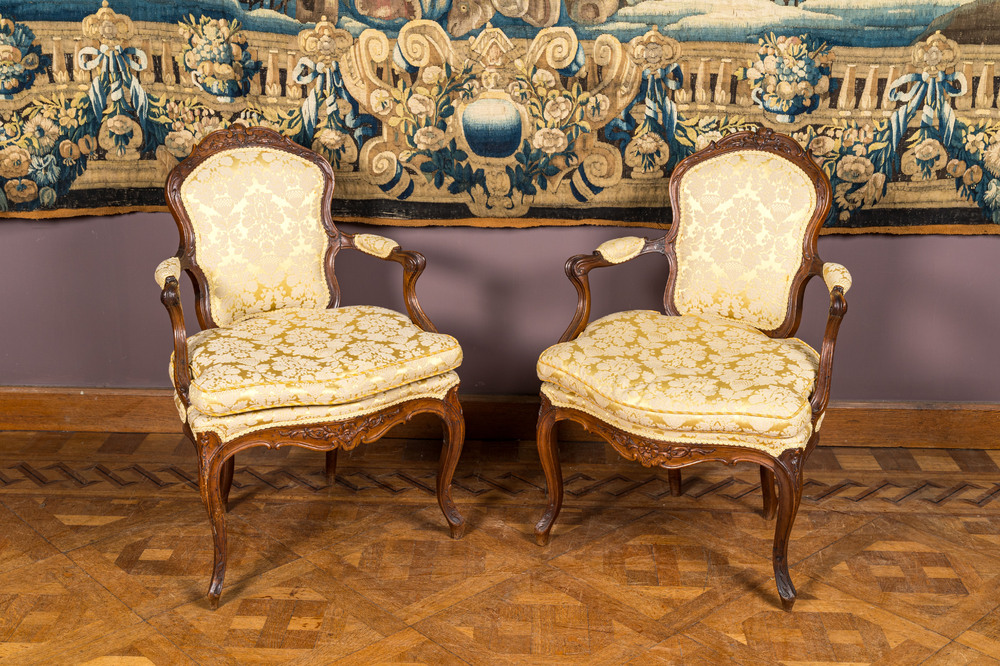 Een paar Franse Lodewijk XV stoelen in notelaar, 18e eeuw