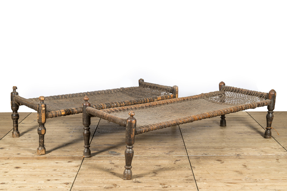 Deux lits traditionnels africains en bois, 20&egrave;me