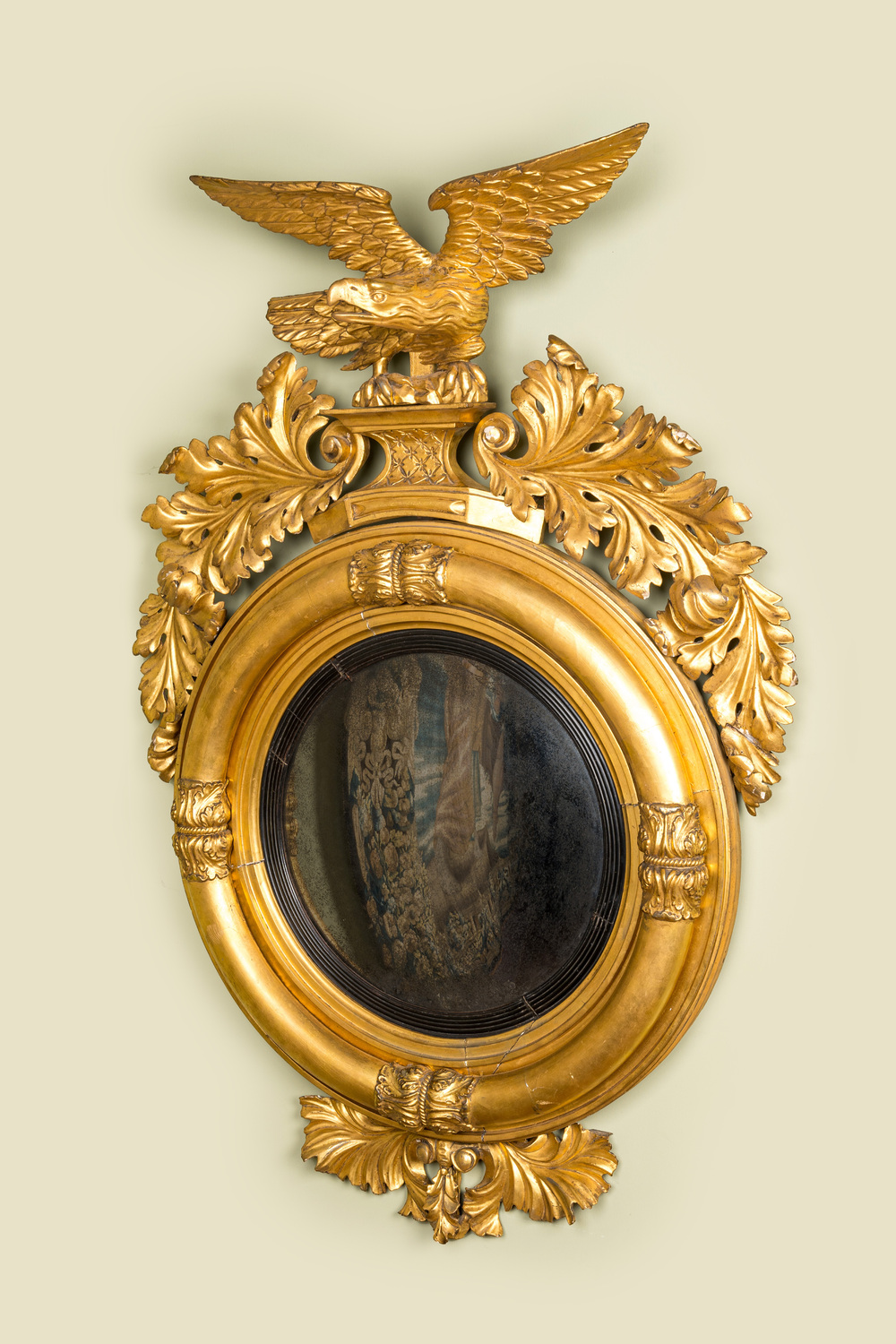 Impressionnant miroir couronn&eacute; d'un aigle en bois dor&eacute; &agrave; m&eacute;daillon int&eacute;rieur noirci, 19&egrave;me