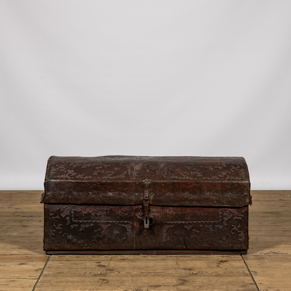 Een Spaanse met reli&euml;fleder beklede houten koffer, 17e eeuw